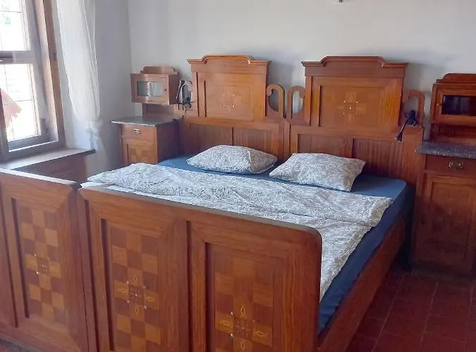 Renaissance Vintage Apartment A3